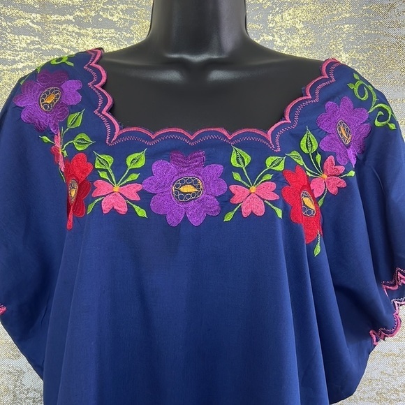 Vintage🧚‍♀️ Navy Blue Floral Embroidered Mexican Blouse - Picture 4 of 11